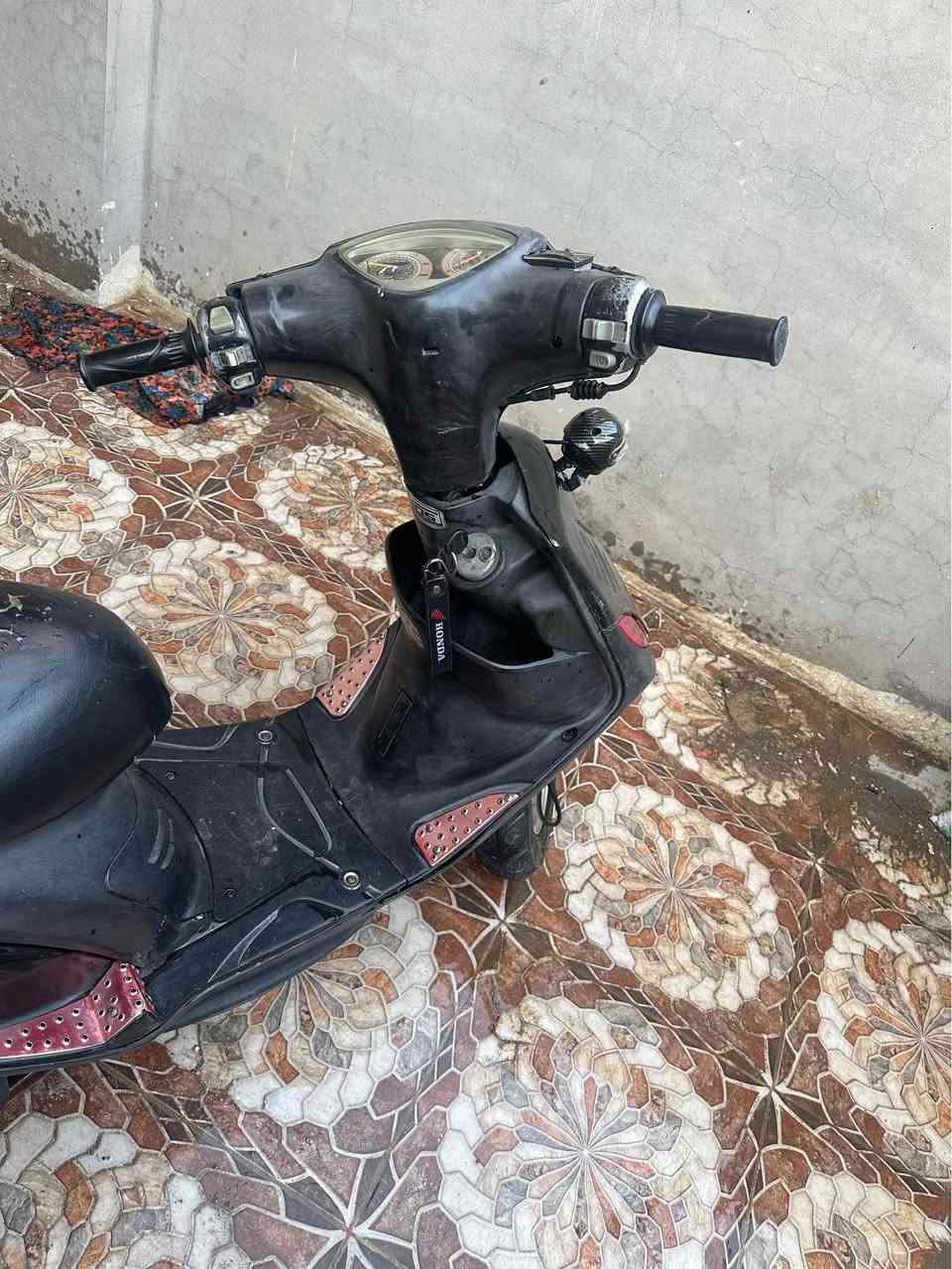 دراجه جاهزه محرك ما مفتوح فقط يحتاج دبل خلفي كهربائيات كله شغال اي عيب مابيها سعر 600 الي شراي يراسل او يخابر بيها مجال للطيبين *********** كركوك, العراق
