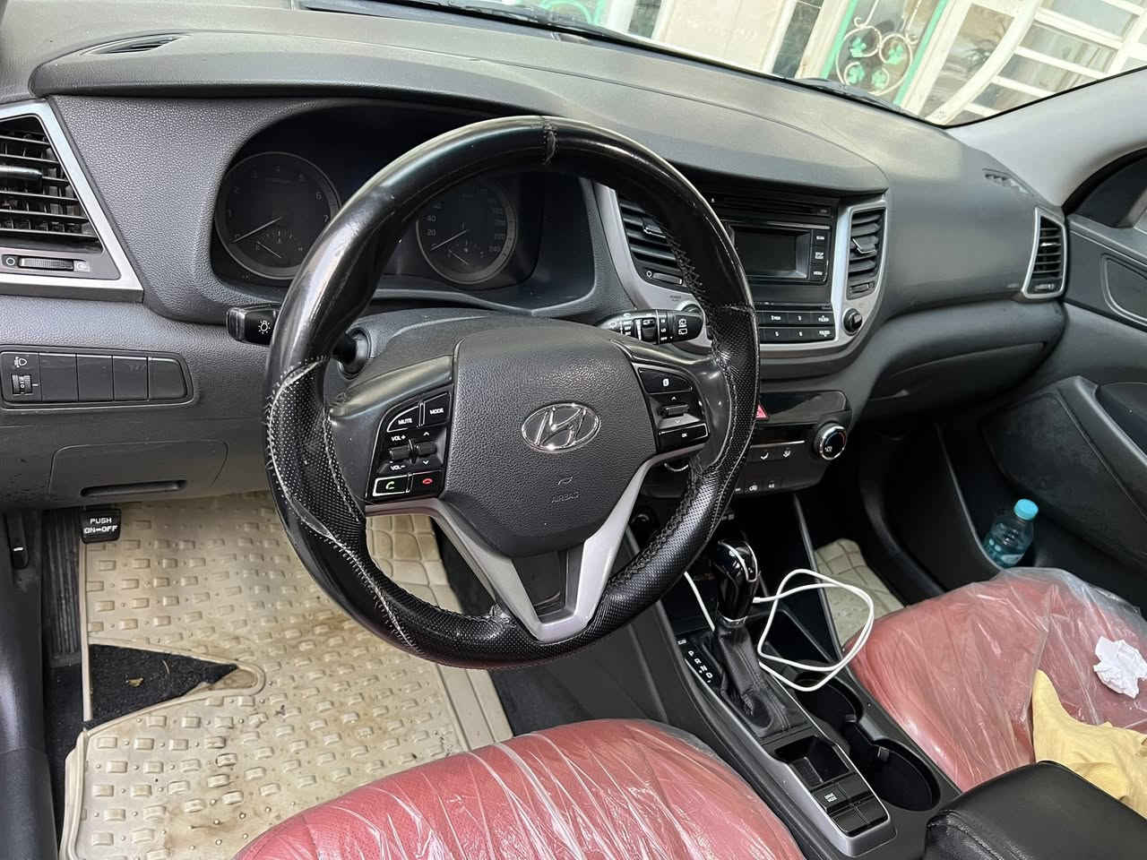 السلام عليكم 
توسان خليجي ٢٠١٨ رقم بغداد 
مواصفاتها 
سقف بانوراما
ويل ١٨ تاير جديد 
كشنات جلد 
محرك ٢٤٠٠ دوش 
ماشيه ١٣٥ كم 
بيها بارد مثل ما موضح بالصور 
محرك ممفتوح كبر ممفتوح 
السياره جديده متصرف عليها اي شي 
للاستفسار الاتصال على الرقم 
السعر المطلوب ١٨٥٠٠وبيها مجال 

***********
