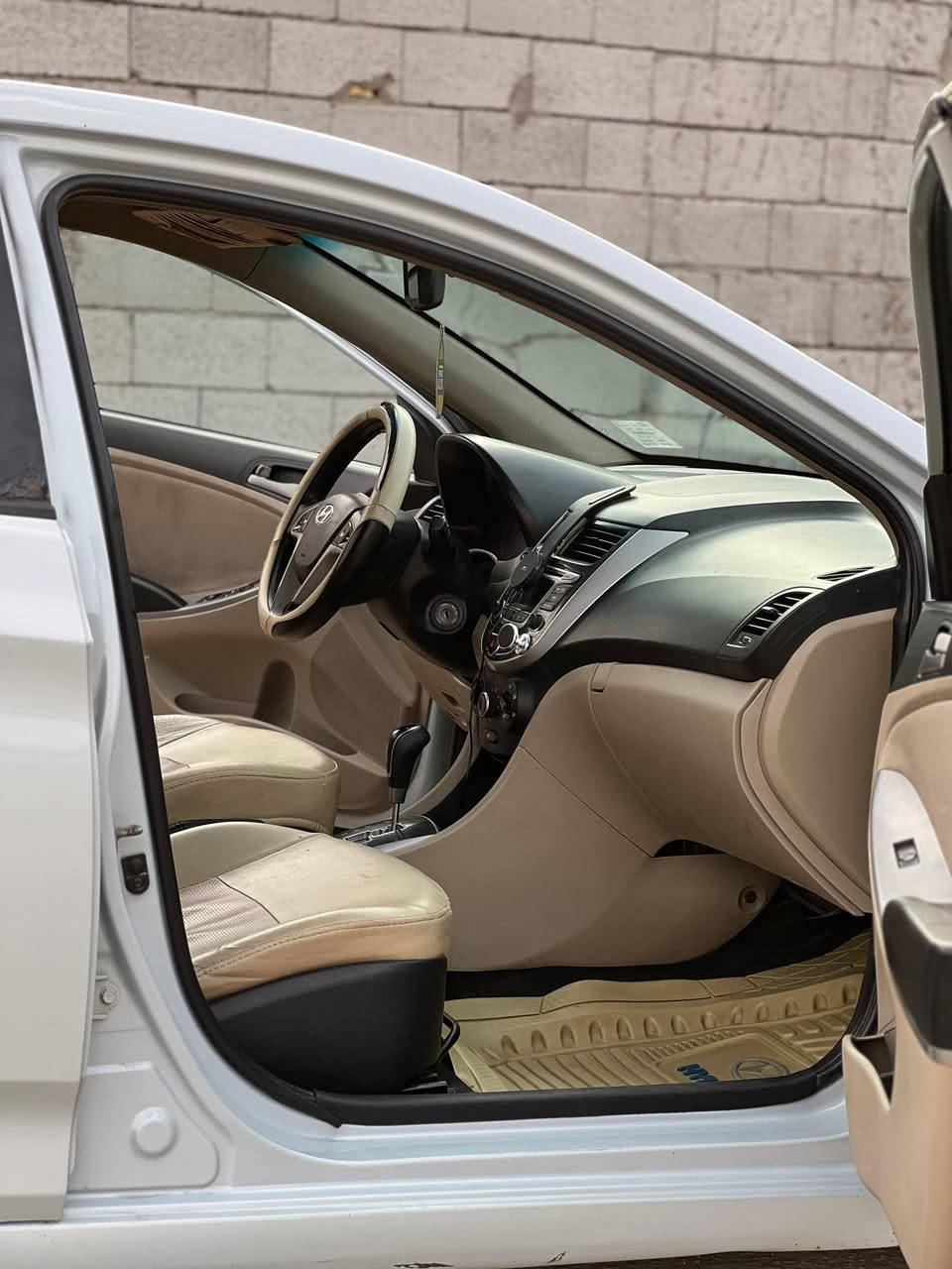 للبيع اكسنت 2015
شبابنة للبيع اكسنت مديل 2015 محرك 1.4 
السعر 78 ورقة والي اكدر علي يرخصلك الغالي .
السيارة خليجي .
كفالة عامة ما عدا خسفة خفيفة مال دراجة بالجاملع الايسر وموضح بالصورة .
تبريد ثلج 
تدفئة 
رقم بصرة شرط التحويل 
محرك كفالة حدادة تخم تاير 
دواخل لونين 
عليها صيانة كاملة من نوزلات فيول بم وبلكات 
شبابنة عندي بس الگير امشي بيها وفجئة بوش سألت علي كالو كايم وسعرة تقريباً 10 وتجفيتة ب5 اوراق وانا ملتزم بعمل ما اكدر ادخل بيها تصليح لذالك قررت ابيعها .
السيارة امانة جاهزة من كلشي ما عدا الكير .
مكاني البصرة قضاء المدينة .
تجي تگلب وتشوف الي تعجبك عيوني الك ويرخص الغالي .

770 683 5417


**إذا كنت صاحب هذا الإعلان وتريد حذفه لأي سبب، رجاءا أرسل رسالة إلى الدعم الفني**