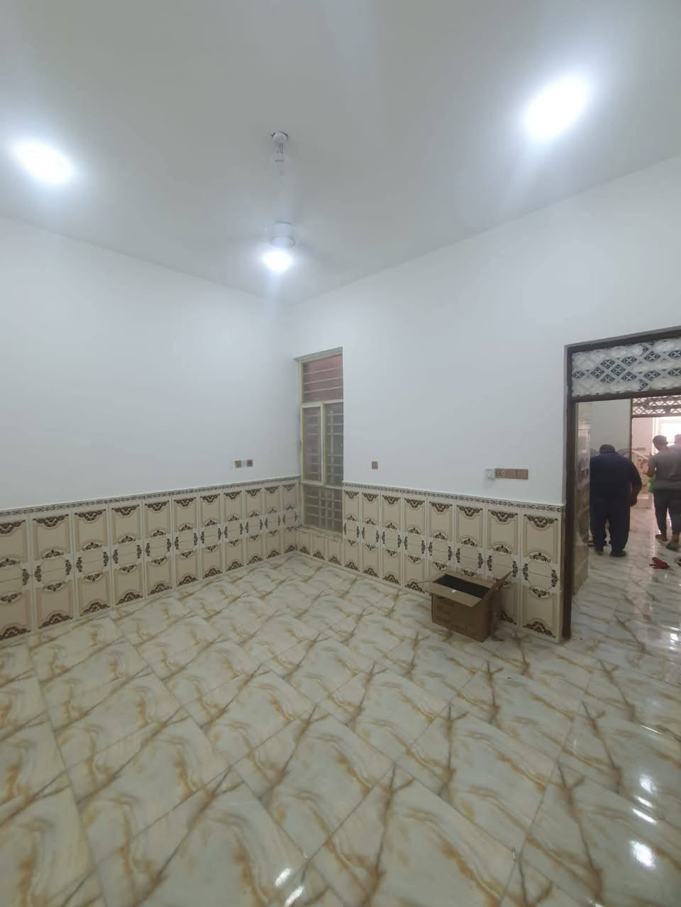 السلام عليكم ورحمة الله
بيت مساحة 100 متر / واجهية 5 متر ونزال 20/ طابو ملك صرف 

بناء طابوك / بناء حديث صار 7 اشهر من طالعين العمال منه 

مكون من حمام خارجي  وطرمة واستقبال وهول داخلي مع منور صغير ومطبخ و منور للمطبخ وغرفة نوم وحمام داخلي

اما الطابق الثاني مكون من بيتونة ومسكفة وبيها بابين وشيش التسقيف موجود بس تعال وسكف 

البيت لخارجي مصبوغ كلة طلس ضد الرطوبة بلاستيكي 

والبيت الداخلي كلة مصبوغ 

كهربائيات كلشي جاهز من سويج بلكات  وسبورت لايتات 

السعر 85 وقابل لتفاوض  

للاستفسار اكثر  

*********** / اتصال او وتساب
