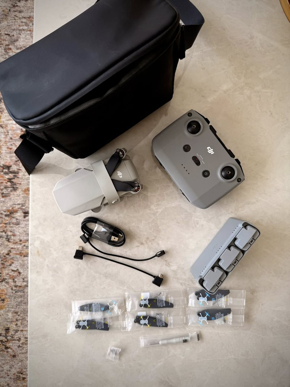 للبيع درون DJI Mini 2 (دقة 4K) نسخة الكومبو الكاملة، الطائرة بحالة الشركة (نظافة 100%) ومكفولة من أي شخط أو عطل تقني.

ملاحظة مهمة : الدرون من شركة CameraLK وكيل DJI فرع سيريلانكا وباسمي 
وعندي تخويل من الحكومة السريلانكية عند الاستخدام 
ومطايره ابد داخل العراق فقط للتجربة 
البيع على مسؤولية المشتري بالموافقات عند الاستخدام

• المواصفات: تصوير 4K احترافي، ثبات عالي ضد الرياح، ومدى إرسال طويل جداً (OcuSync 2.0).
• محتويات الباقة (Combo):
1. الطائرة والريموت كنترول الأصلي.
2. عدد (3) بطاريات بحالة ممتازة.
3. شاحن الكومبو الذكي (Hub).
4. حقيبة التنقل الأصلية من DJI.
5. كافة الملحقات (مراوح إضافية، براغي، وكيابل).
• التصوير: مرفق مع المنشور نماذج تصوير حية من عدسة الطائرة توضح جودة الألوان واستقرار الحساس.

السعر المطلوب: [600 الف]
المكان: [بغداد]
التواصل على الماسنجر


**إذا كنت صاحب هذا الإعلان وتريد حذفه لأي سبب، رجاءا أرسل رسالة إلى الدعم الفني**