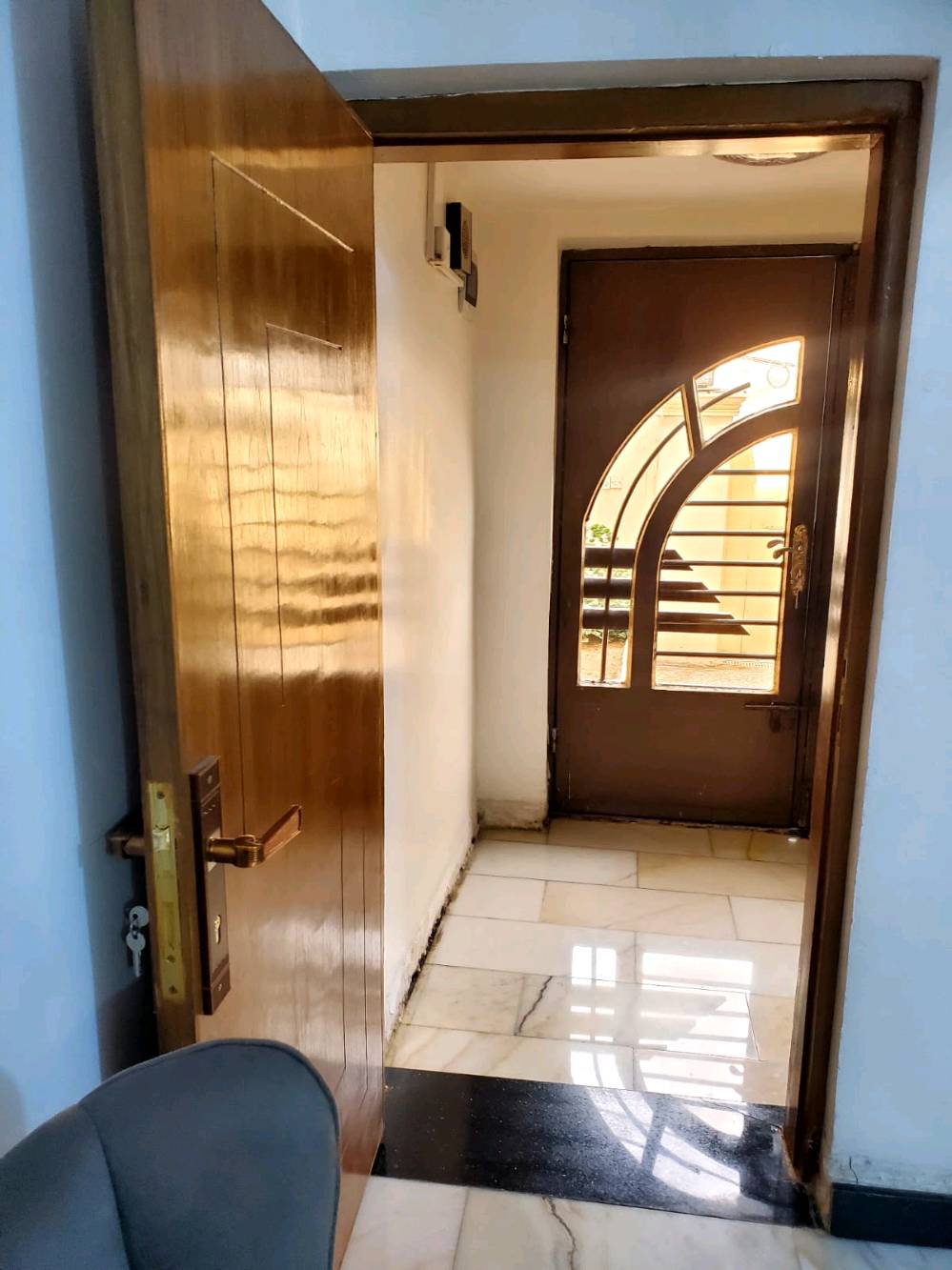 بيت أنيق للبيع في منطقة هادئة، يتميز بديكور داخلي عصري وأثاث مريح. يحتوي على صالة فاخرة مع كنب حديث ووحدات إنارة مميزة. المطبخ مجهز بسهولة استخدام ممتازة والحديقة مغلقة لتوفير الخصوصية. الأرضيات من الرخام الطبيعي مما يضيف لمسة فاخرة. البيت يوفر راحة للعيش وجو دافئ ومحبب.