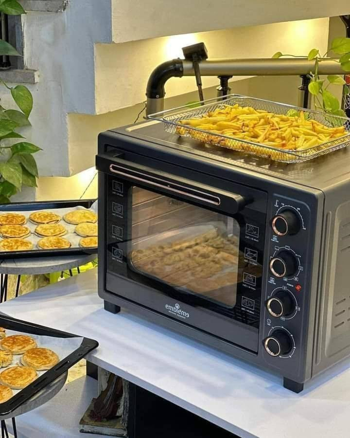 سوي متابعة بالاول ليصلك جديدنا 
✨ فرن امبليوم مع قلاية هوائية EM38OV
فرن متكامل مع قلاية هوائية… كل اللي تحتاجه بجهاز واحد 🍗🔥
📌 نبذة:
فرن كهربائي عملي يجمع بين الخَبز والشوي والقلي الهوائي (Air Fryer)، مناسب للبيت ويوفر نتائج احترافية بسهولة.
📊 المواصفات:
السعة: 38 لتر
القدرة: 1640 واط ⚡
يحتوي على خاصية القلي الهوائي (Air Fryer)
وظائف متعددة: خبز – شوي – تحميص – قلي هوائي
توزيع حرارة متساوي لنتائج مثالية 🔥
🛠 التصميم:
باب زجاجي مزدوج للحفاظ على الحرارة
تجويف داخلي غير لاصق لسهولة التنظيف
تصميم أنيق باللون الأسود
تحكم عملي وسهل الاستخدام
🍳 الملحقات:
شبك شواء
صينية فرن
سلة قلي هوائي
📏 الأبعاد:
560 × 450 × 415 ملم
🔥 خيار مثالي لكل مطبخ يجمع بين القوة وتعدد الاستخدام
ضمان سنة 
 
السعر 165 ألف
توصيل لجميع المحافظات 5


**إذا كنت صاحب هذا الإعلان وتريد حذفه لأي سبب، رجاءا أرسل رسالة إلى الدعم الفني**