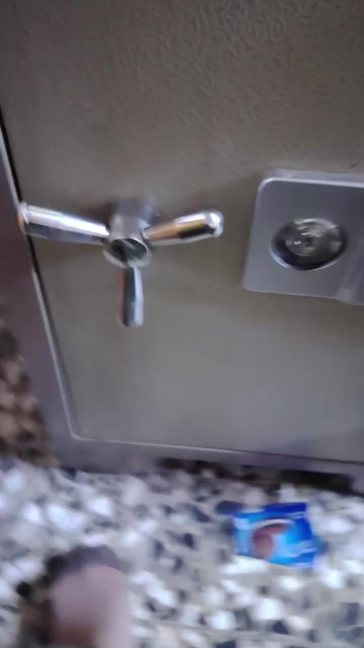 قاصة للبيع فولاذ ضد الرصاص الماني مكاني بغداد حي النصر قرب العيادة الشعبيه رقمي *********** الرقم معلق اتصل واتساب قاصه اخت الجديدة وزن 180 كيلو
