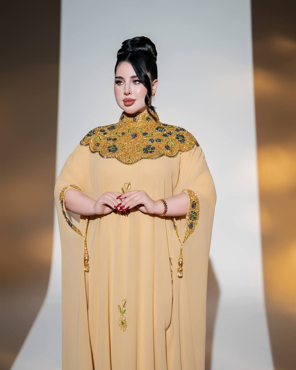 شوفيلي جماله 🔥🎀
للحجز على واتساب الرقم
***********
السعر ٥٥ الف وتوصيل مجاني 
 بشت هندي يتكون من: 
بشت شيفون شغل حجر يدوي 
فستان داخلي 
 تلبيس من وزن 55 لحد 110
ج .
