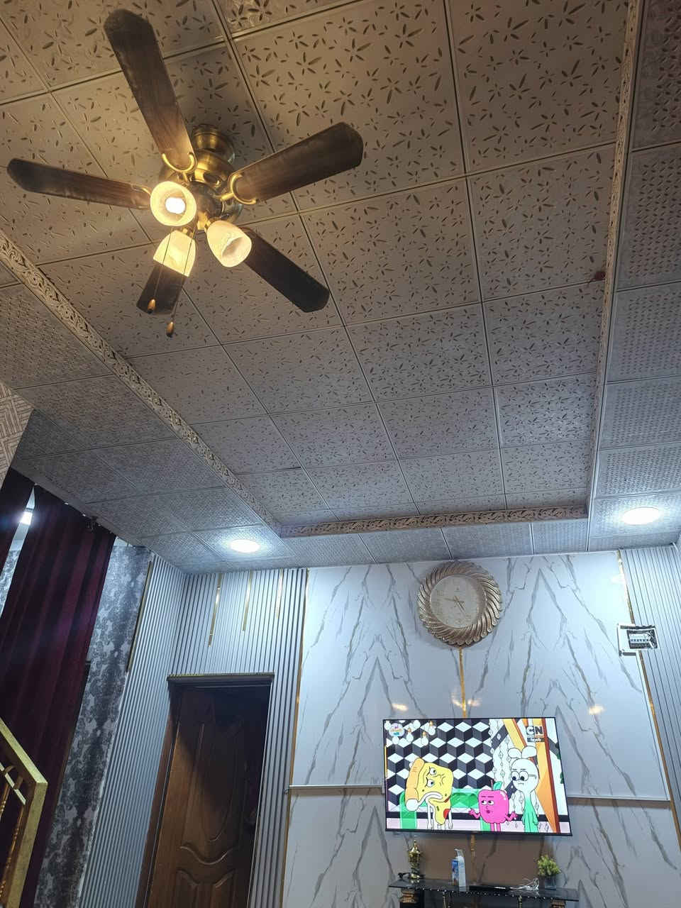 السلام عليكم بيت 200متر حي الوفاء منطقه ل 40 قريب على شارع 60شارع هنديه وفاء البيت على ساحه ومعاه ساحه مسيجه البيت يحتوي عل استقبال 8متر اربعه غرف نوم صالتين بناء شيلمان نظافه البيت 70/100 السعر٢٤٠ ***********
