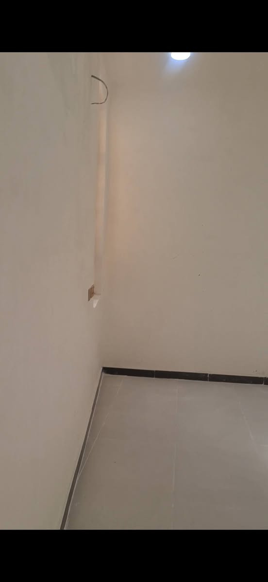 ١٠٠ متر للبيع السعر ٥٥ طابو زراعي سند ٢٥ ماي كهرباء مولد مدارس هليه وحكوميه عرض شارع ١٥ متر غرفه وصاله ومطبخ وستقبال صحيات داخليه وخارجيه بل تقيه ثالثه شارع الكرينات 
شراي نتصل ***********

