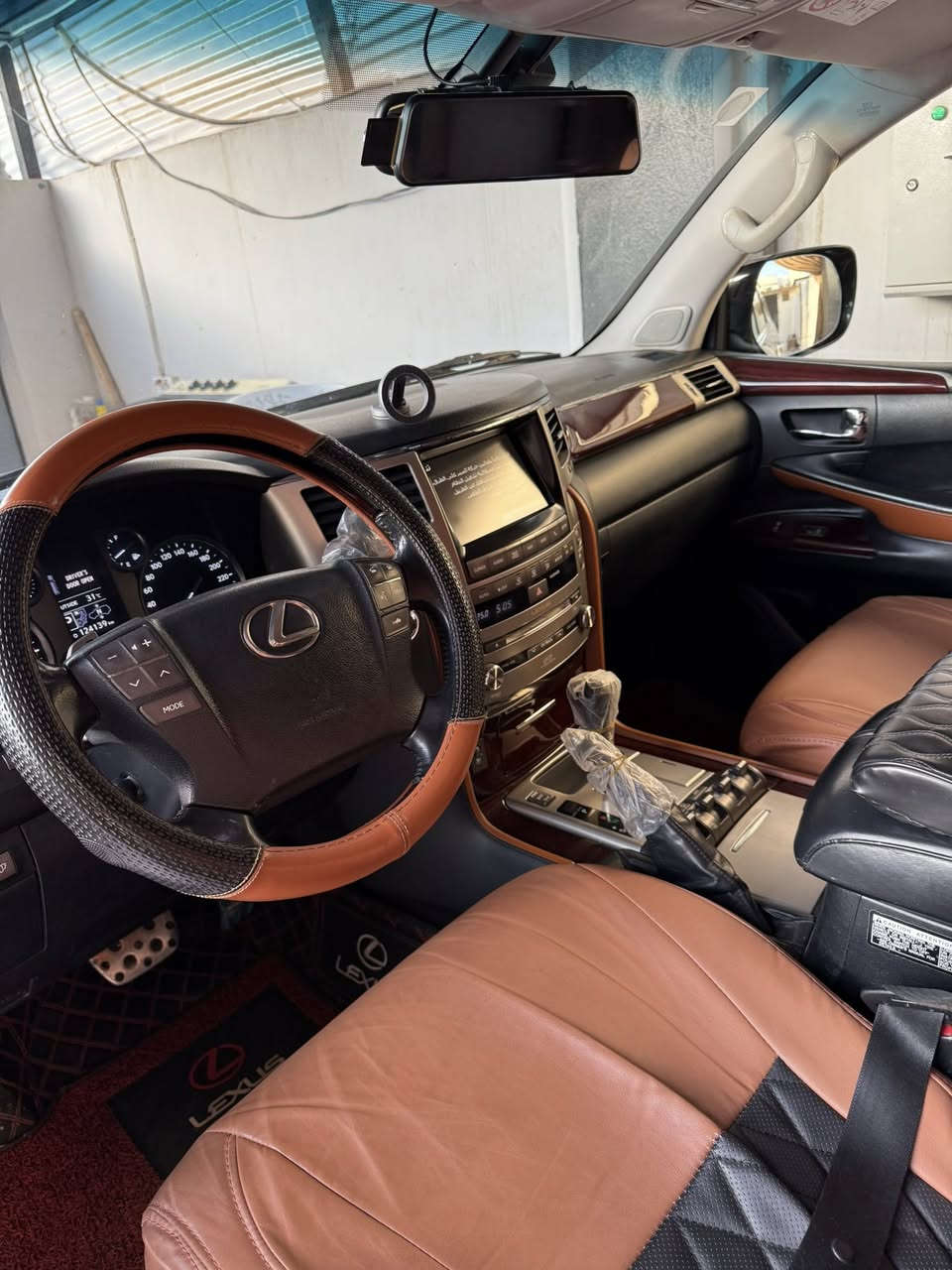 لكزز 2014 بريم
رقم بغداد 
ماشيه 125 
سياره جديده كلش 
بيها باب الصدر والي وراهه بيهه شخط ومرشوش الشخط 
مكان حله رقم *********** واتساب
