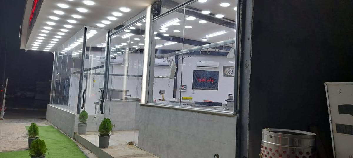 فرصة استثمارية مميزة للباحثين عن موقع تجاري جاهز في قلب مدينة الديوانية بسبب عدم التفرغ لإدارة المحل.

الموقع:
شارع الوكفة مقابل مديرية الموارد المائية، موقع استراتيجي حيوي يتميز بكثافة مرورية عالية وحركة مستمرة تصلح لأي مشروع.

التفاصيل المهمة:
المحل مدفوع الإيجار مقدماً لمدة سنة كاملة. مجهز بثلاثة سبالت ومنظومة كهربائية وتجهيز مائي متكامل، بالإضافة إلى منظومة كاميرات مراقبة ومرافق صحية بنظام تواليت غربي. يتوفر في الموقع مولدة برنجرز بسعر مستقل يتم الاتفاق عليه بشكل منفصل.

للتواصل يرجى الاتصال على الرقم ***********.
