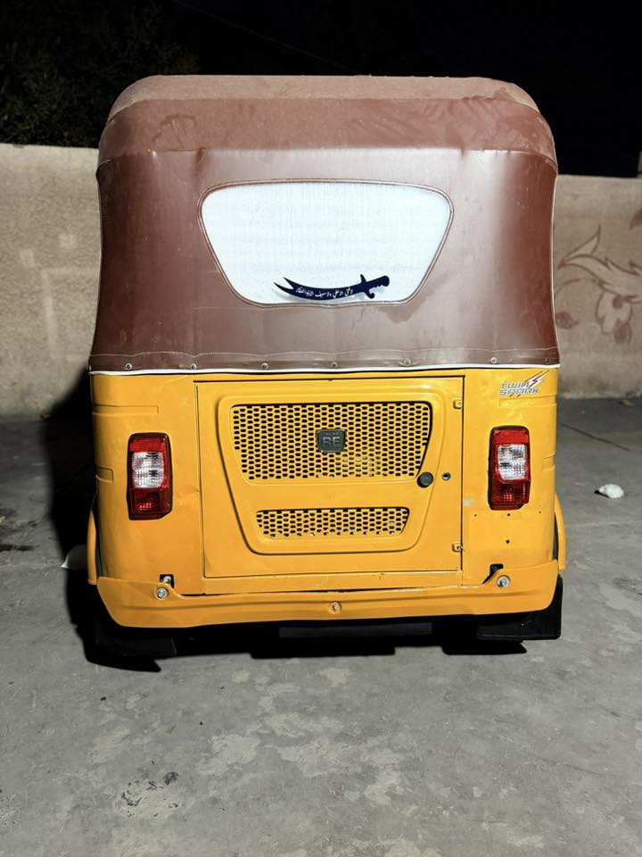 تكتك موديل 21 شهر 4 رقم وسنويه 
مكفوله كشر ومكينه من تنقيص وتبخير 
تفاصيل ب الفديو العنوان بغداد 
هاتف 
***********
