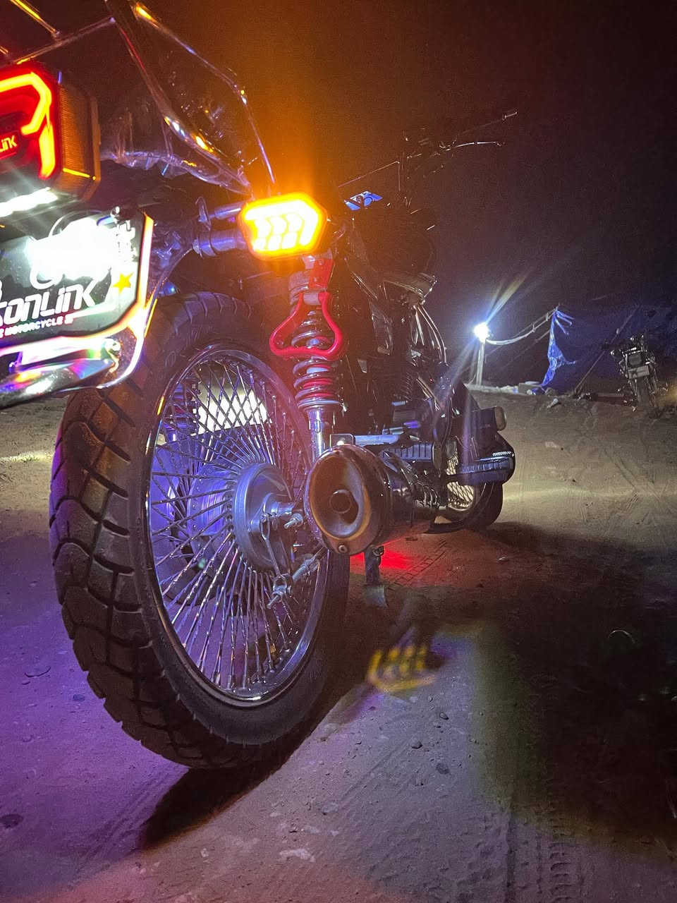 السلام عليكم 
تايكر للبيع 
شوفت عينك نضافه كهربايات شغاله 
ماناقصه ايشي
ماعدا الشاشه طافيه وموجوده 
عقل رياضي +المري موجوده 
بعده بلايلون
السعر 800وبيه مجال 
الرقم ***********
اعيد وكرر بيه مجال والمو شراي لا يتعبني
