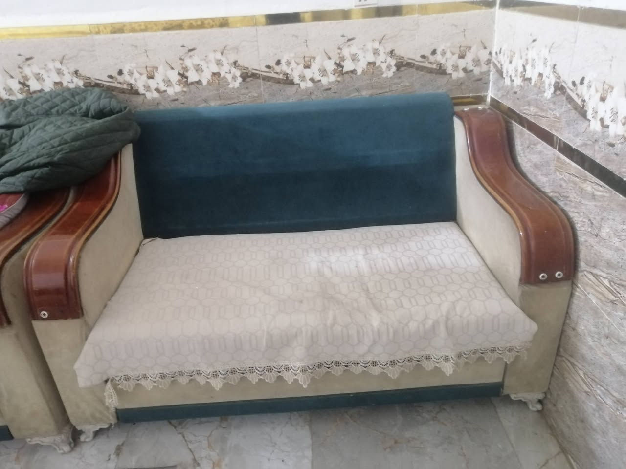 تخم عشر مقاعد  و ميز تلفزيون وثلاجة للبيع  التواصل *********** واتساب أو مازنجر
