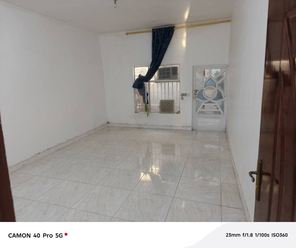 دار للبيع مساحه١٢٠ متر يحتوي على غرفه اصاله ومطبخ وحديقه وكراج وصحيات داخليه وخارجية عنوان طريق كربلاء عمود ١٣٠ سعر ٣٢ ولي مجال  للاستفسار تصل على الارقام ***********
*********** النجف, العراق
