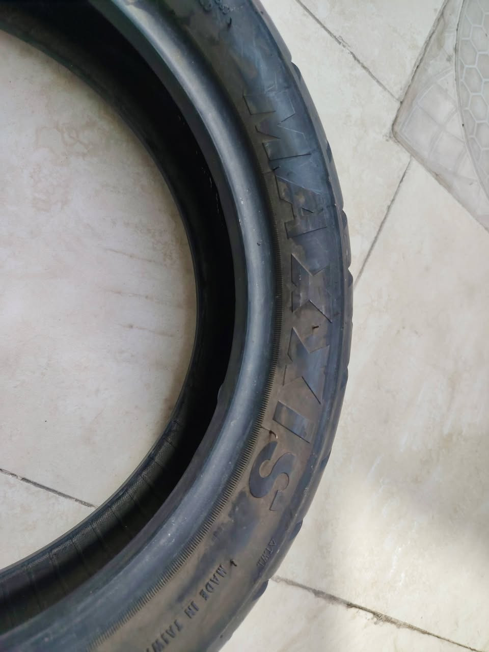 السلام عليكم
تأيرات  باله جلاتين سكنس.ماركة MAXXIS
12/70/130  خلفي
12/70/110امامي
شراي يتصل. ***********
