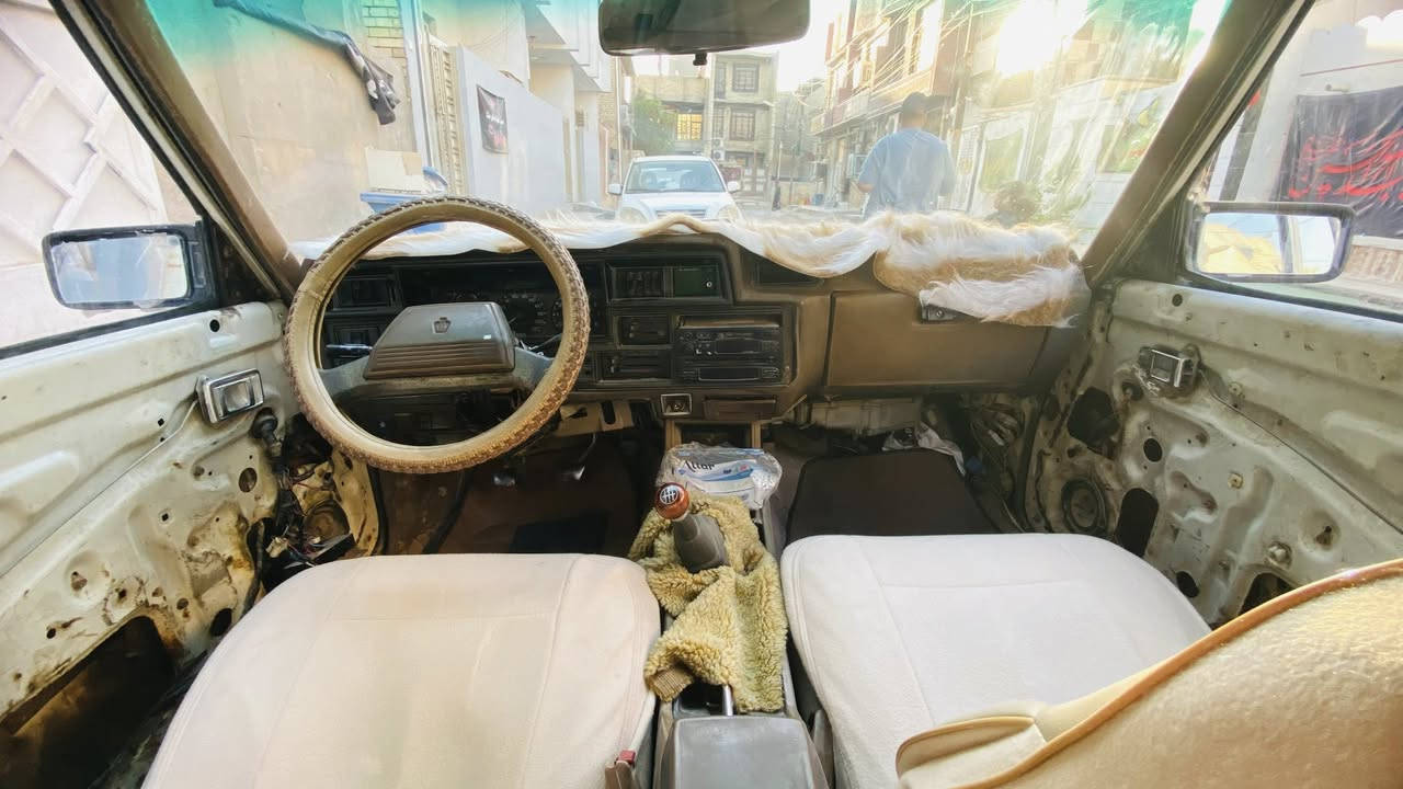 سلام عليكم 
سوبر  1982 بسمي ثاني يوم تحولي شرط الرقم انكليزي الجديد 
مكينه بطة جديده 2500 كير عـادي تايرات جدد ويل كاب كما موضح بل صوره 
صدر امامي خلفي جديد 
لا يوجد اي حادث قديم  شواصي نضافة فول لا معمر ولا اي شيء 
معمره مره وحده وصبغ جماليه فقط 
ابطاين السيارة موجودات فقط يرادهن تعمير وتغليف فقط موضح بل صوره 
سعر 36 وبي مجال وبيك خير وتدلل 
رقم الهاتف *********** 
العنوان بغداد
