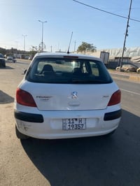 بيجو فرنسي للبيع  موديل 2005  صبغ قطعتين فقط  رقم بغداد. جديد.  هزه جد...