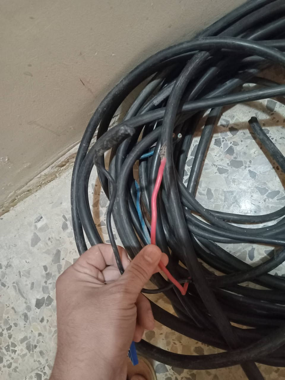 ابواب خشب صاج العدد ٣ القياس ٧٩×٢م باب بلاستك حمام كيبل خطين ٢٠ متر بغداد البياع الشرطة الخامسة ***********
