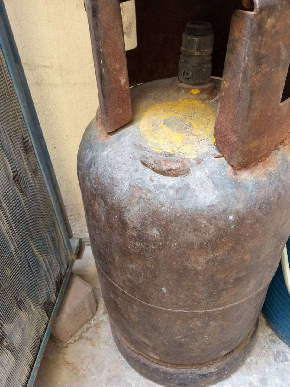 قنينه عراقي ب60 وطخم قنفات عراقي الثكيل 3 قطع كل قطعه قياسه مترين سعر 100 وبي مجال مكان الايمن راس الجاده ***********/***********
