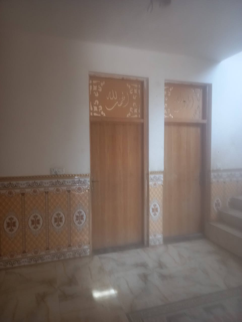 بيت للبيع ٢٥٠متر بالدوانم قريب على الشارع كافه الخدمات متوفرةصب مسلح ماء كهرباء وتبليط ومولده سحب ونت كيبل ضوئي وحاليا البيت فارغ الرقم @***********

