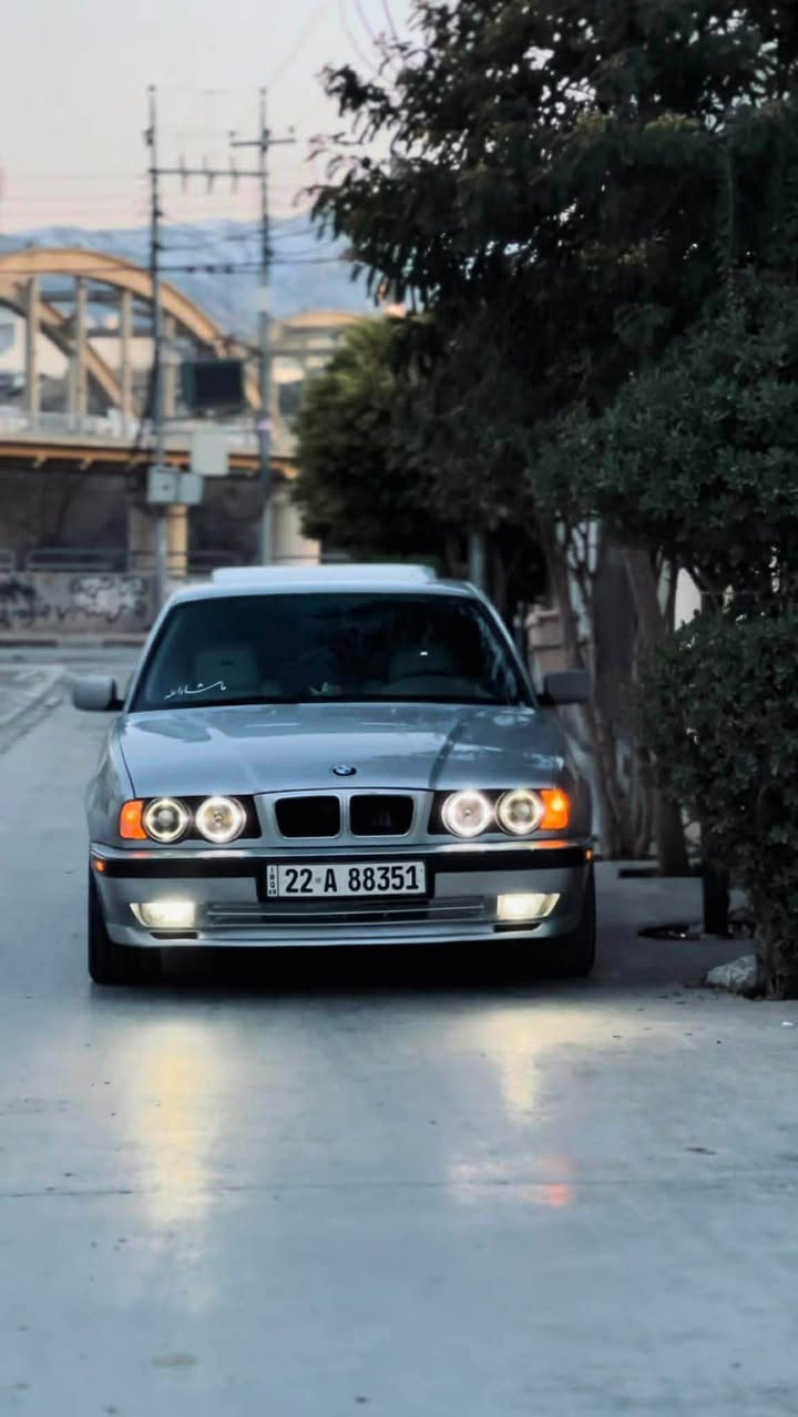 ٥٢٥ تاک دیجیتال ١٩٩٢ فول فول
گیر تۆماتیک گێر تیمساح 

گێچ نیکل، بەگلات سپی

دەبڵ ئیرباگ

تەبریت سارد و گەرم بەشەرت
گێرو مەکینە و ئەکسل بوخار و دوکەڵ بەشەرت

کوشن سیاحی ناو سپی بیلاد ٦ کەلە
ناو فۆرمیکا

دوگمەی Sو بەفری کار اکات بەشەرت
٤ جام کارەبا 

دەبل فانۆسی سپی
سلاید 

شاشە ئایپات
بۆنیت پان 

پشت و پێشی سپۆرت
دیناریک مەسرەفی تیا نیەABS بەشەرت

هەمو گیانی لەسەر دەقی شەریکە ماوەتەوە تانانەت سپێرو جەگی بیلادی خۆیی تێدایە

بیلیدراو پشت و پێشی کەپسە گیچی بەنزین و
کارەبای و هەمو شتیکی بەشەرت
سحری ٧٨وەرەقە گەر موشتەری نیت سەرمان مەهێشێنە تیلمان بۆ مەکە لەگەل ریزمدا /***********
