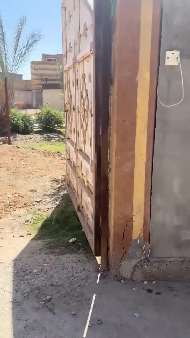 ارض زراعيه للبيع المساحه الكليه 675 او تقسيم 
تحتوي على بيت 150 متر 

شارع 6 متر  تبعد عن شارع البكرلي الرئيسي 50 متر فقط وموضح بالفديو. 
الموقع قرب جامع سلمان المحمدي 

للاستفسار اكثر الاتصال على الرقم ***********
