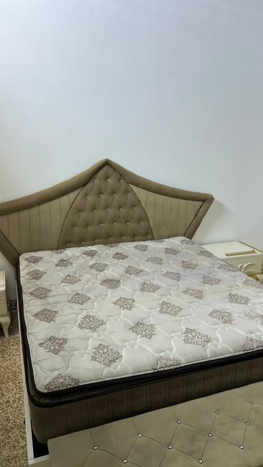 غرفه تركي مستعمل شي قليل نظافة ٩٠٪؜ سبع قطع  مع دوشك التخت سعرها ٦٥٠ وبيها مجال
***********
للتواصل على الرقم واتساب
