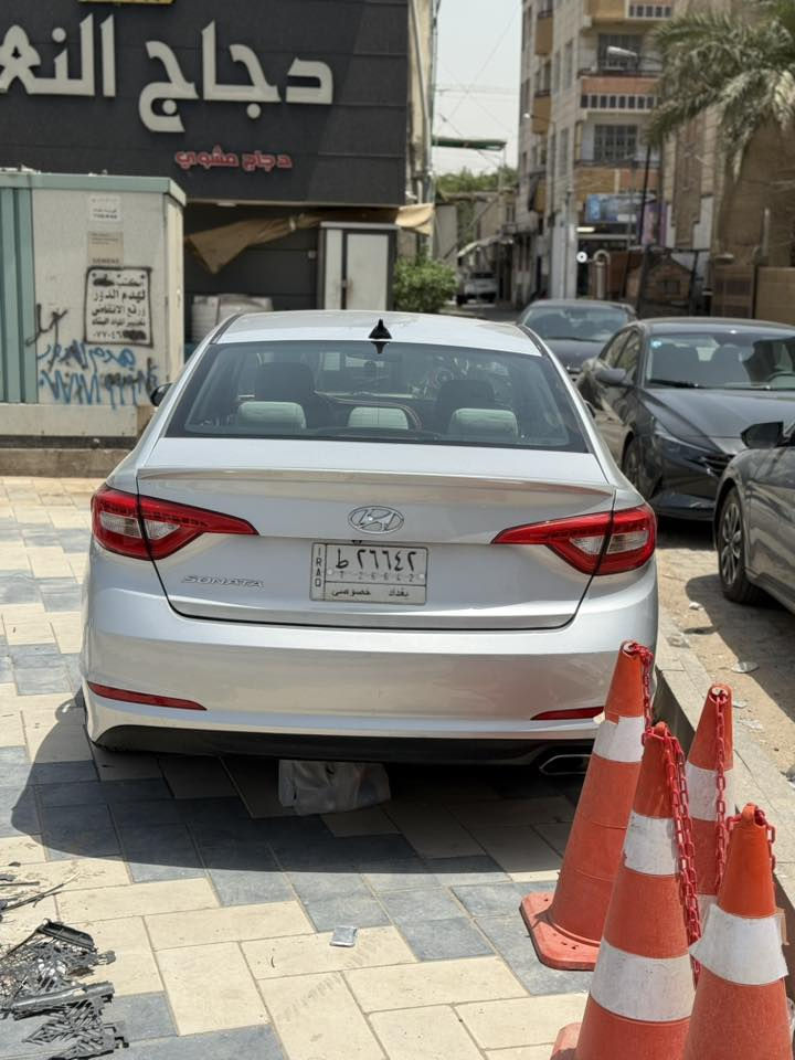 السلام عليكم
هونداي سوناتا موديل 2015 
وارد امريكي حادثها الجاملغ الخلفي فقط
محرك حجم 2400 gdi
ويل كب 16 وتخم تاير جديد
صدر امامي خلفي بل كارتون
تخم اذاين بل كارتون
تحكم ستيرن جهتين
كامرا خلفية اصليه
نظام مانع انزلاق
انظمة قيادة ( سبورت . ايكو . نورمل )
مثبت سرعة
 محدث شاشة ابل كار بلي
 محدث بك لايت لد
 محدث مازدات لد
ماشية 120 ميل
سنوية باسمي رقم بغداد
عنواني بغداد الغدير
السعر 130 وبيها مجال قليل
للاستفسار ***********
متواجد بعد الساعة ٤ العصر
