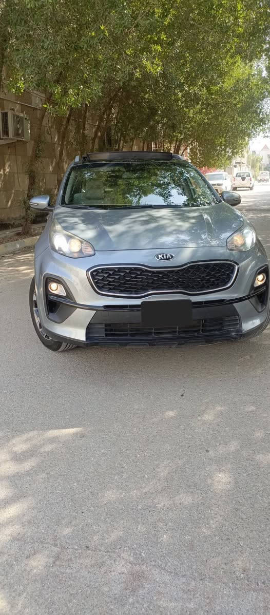 سبورتج 21 خليجي رقم اربيل الدولي فول مواصفات عدة البصمة سيارة كفالة عدة الجاملغ الامامي وقليل بالباب بدون دواخل نهائيآ 
مواصفات:: بانوراما تحكم ستيرن كامل 3 وضعيات قيادة قطعتين تبريد اشاير بالمري ويل كب كروم شاشة كبيرة كامرة دوارة حساس امامي خلفي بك لايت LED لايت منضومة كاملة زنون داخل لونين مكينة 2000 دوش وبعد بيها هواي مواصفات معروفة 
سعر اتصل وبخدمتك مكانها واسط العزيزية 
***********
