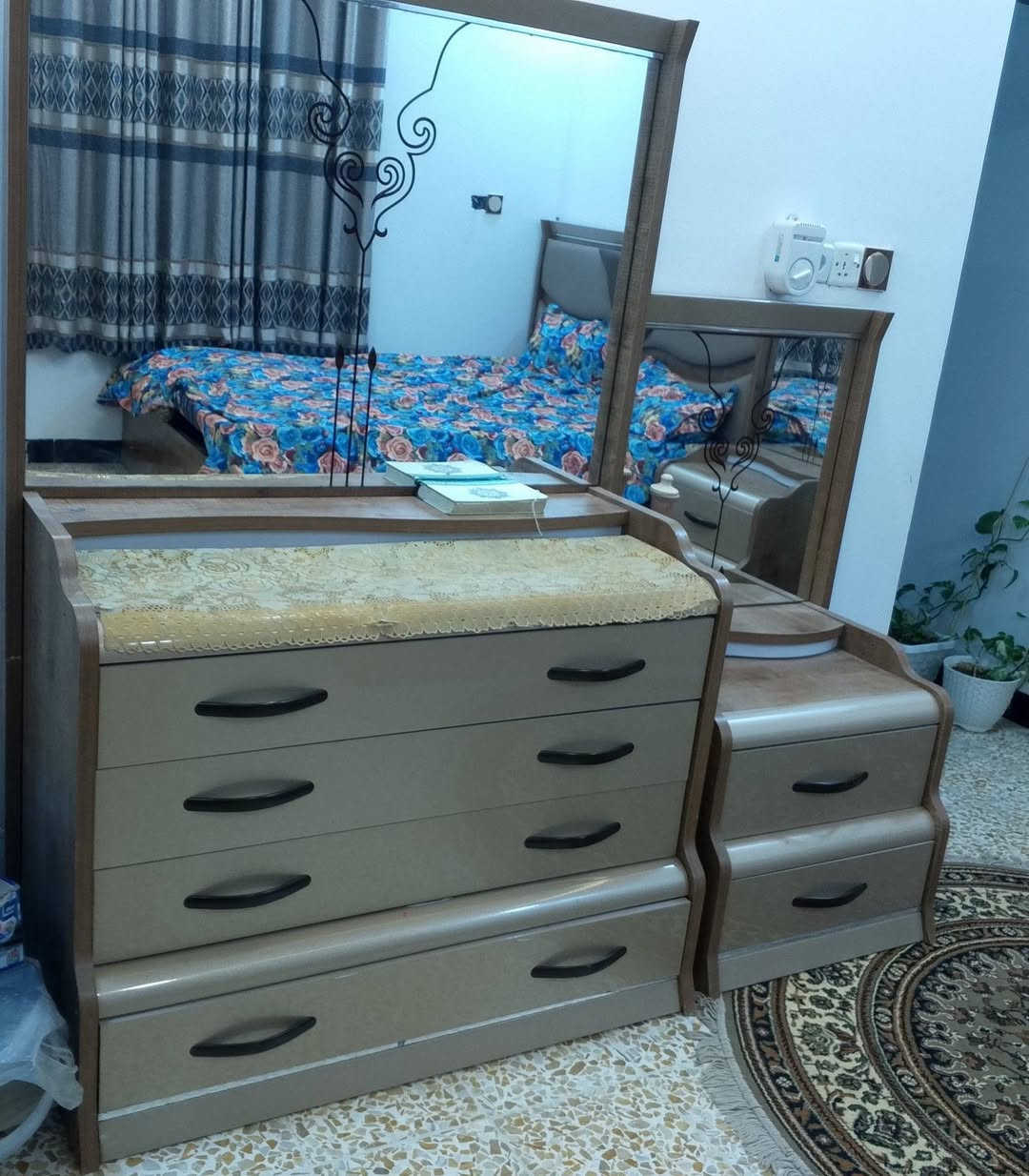 للبيع مستعجل 
غرفة نوم تركي مستعمله
تخت نفرين وكمداين اثنين 
وقنصور ومراية
نظافتها مثل ماواضح كدامكم
السعر400وبيها مجال
للتواصل واتساب:
***********
