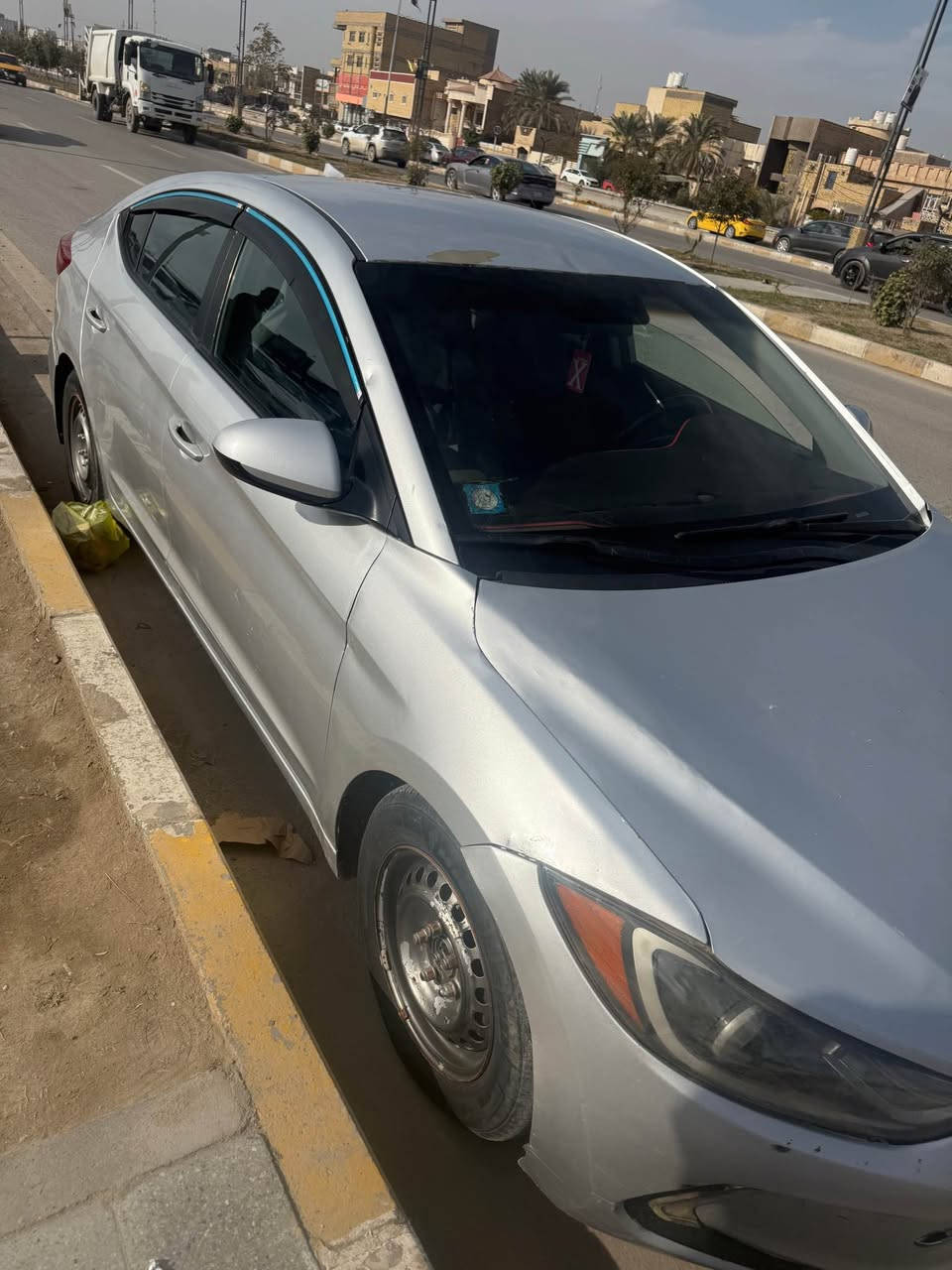 النترا 2017 امريكي 
محرك دوش 2000
ضربتها فقط بنيد
وبيها طخات خفيفة ما مصلحات وتشاف بالعين
تدفئة تبريد قطعتين 
السيارة جاهزة 
مداور شرط ثاني يوم 
مامتواجد فيس بوك
الرقم *********** بغداد, العراق
