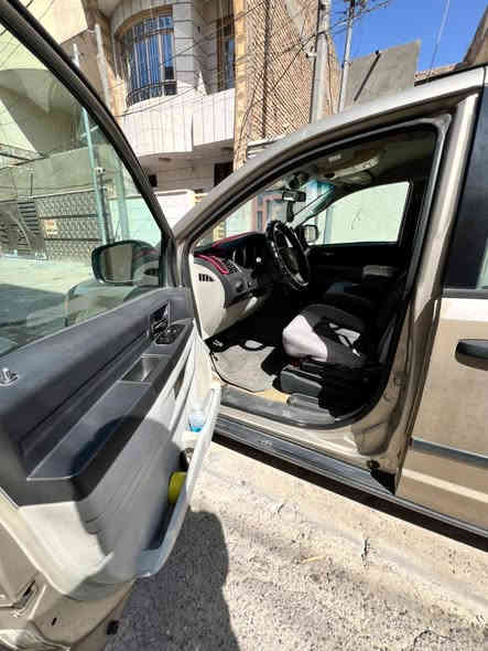 السلام عليكم دوج كرفان 2008 رقم بغداد  تحويل مباشر  السياره نضيفه جدن بدون حادث فقط باب السائق ولسلايت مرشوشات كلير فقط 
مكينه جديد
كير  جديد
صدر امامي خلفي نضيف
مشط استيرن جديد
تخم تاير نضيف
منضومت تبريد امبدلهه جديده 3 قطع
داخل السياره كلش نضيف على البلاد
رقم *********** 
بي واتساب
