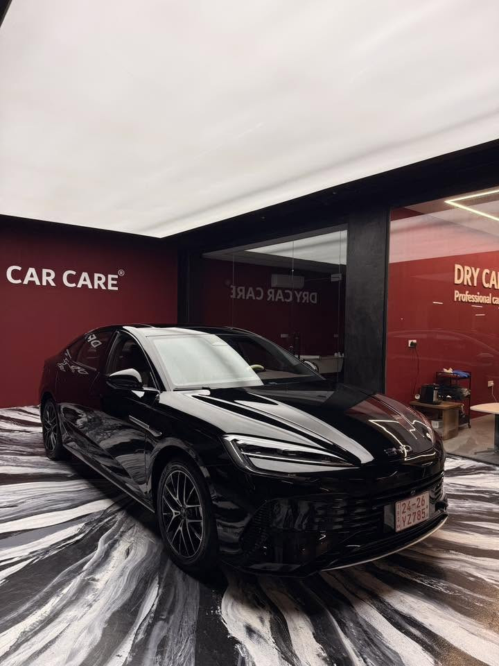 سلام عليكم ورحمة الله / ***********
BYD Seal 7 سيل ٧ فول مواصفات بريميوم
المحرك : هايبرد بنزين 1.5T + كهرباء DM-i 
علية ضمان لمدة 6 سنوات او 150 الف كيلو 
نوع البطارية :  Blade Battery 
علية ضمان 8 سنوات او 200 الف 

المواصفات :  TYPE 20 
شاشة بحجم 15.6 انج قلابة
نظام ذكي + اوامر صوتية
Apple car play / Android Auto
شاحن لاسلكي 50W واط
عدادات دجتال
كشنات جلد عنابي وابيض 
تدفئة وتبريد بالكشنات الامامية
فتحة سقف بانوراما 
نظام صوتي فاخر Dynaudio 
عدد الايرباكات 13 ايرباك
رادار امامي خلفي
كاميرات 360 درجة
مثبت سرعة تفاعلي ( قيادة شبة ذاتية )
نظام النقطة العمياء
فرملة طوارئ
ابواب بدون اطار
تشغيل بصمة + ريموت ذكي
السيارة خليجي وليست تجميع صيني
ماشية 5000 كيلو متر مرقمة وكاملة 
السعر : 38 و 500 الف مليون دينار
