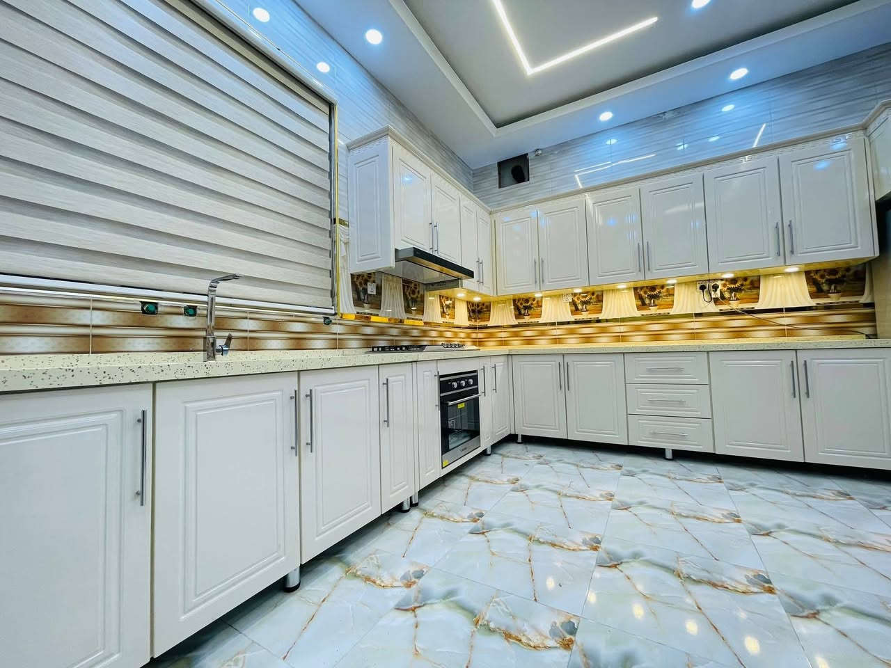 الداخل المنيوم محشه بخشب وباب HDF اف ومرمر طبيعي
*********** السماوه
