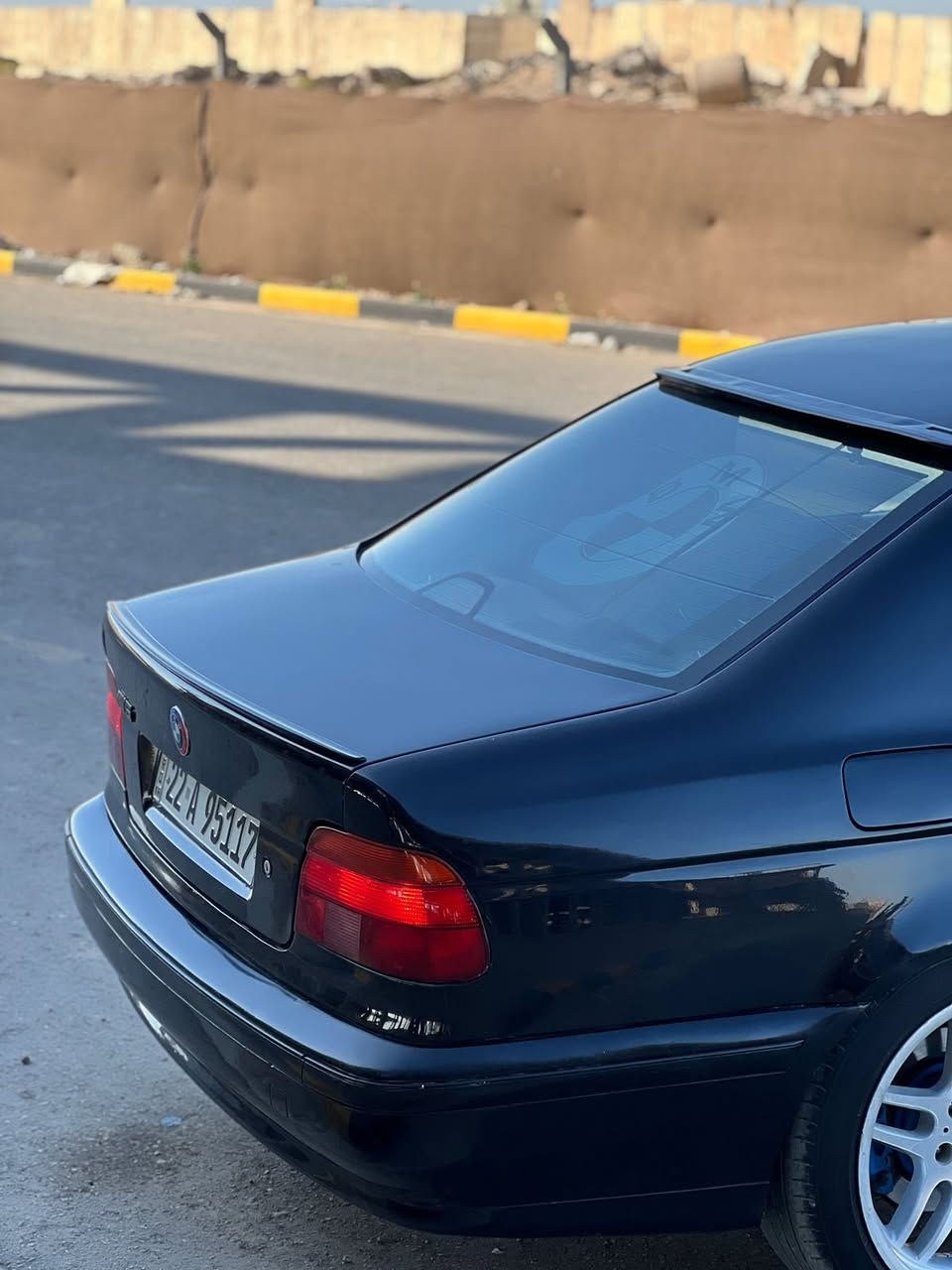 صقر e39
فول مواصفات 
1998
تك فانوس 
لاين زنون 
تبريد ثلج 
ABSتراكشن
وبعد مواصفات هواي 
الستفسار ***********
