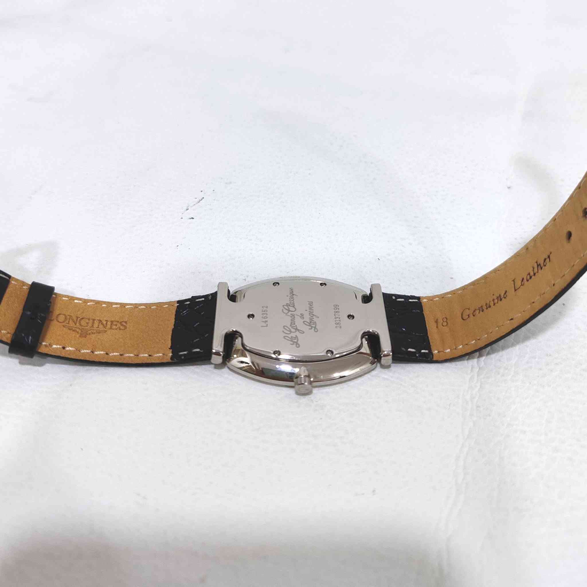 ساعة رجالي قشطة لونجين LONGINES
SWISS MADE
صناعة سويسري
مكينة كوارتز بطارية
نظافة ١٠٠٪
القطر  30  في  33  ملم
السير والزمبلك والبوك معلمة لونجين
السعر  200  الف


**إذا كنت صاحب هذا الإعلان وتريد حذفه لأي سبب، رجاءا أرسل رسالة إلى الدعم الفني**