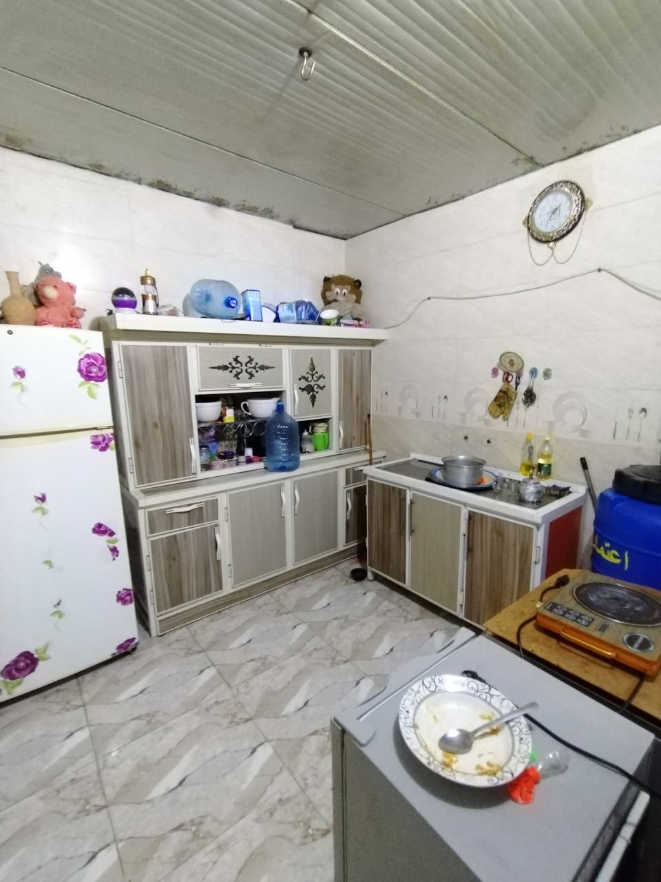 بيت البيع وقف سني قير مسجل المساحه  100 متر يحتوي البيت على قرف عدد  2 وستقبال وصاله ومطبخ وصحيات العنوان ابوالخصيب طريق الوصطي قرب المدرسه الصفره السعر  20 وبي مجال الستفسار انتصل على الرقم  *********** بي واتساب
