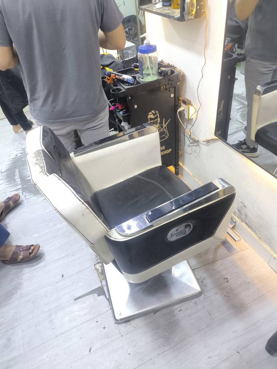 كرسي للبيع
***********
