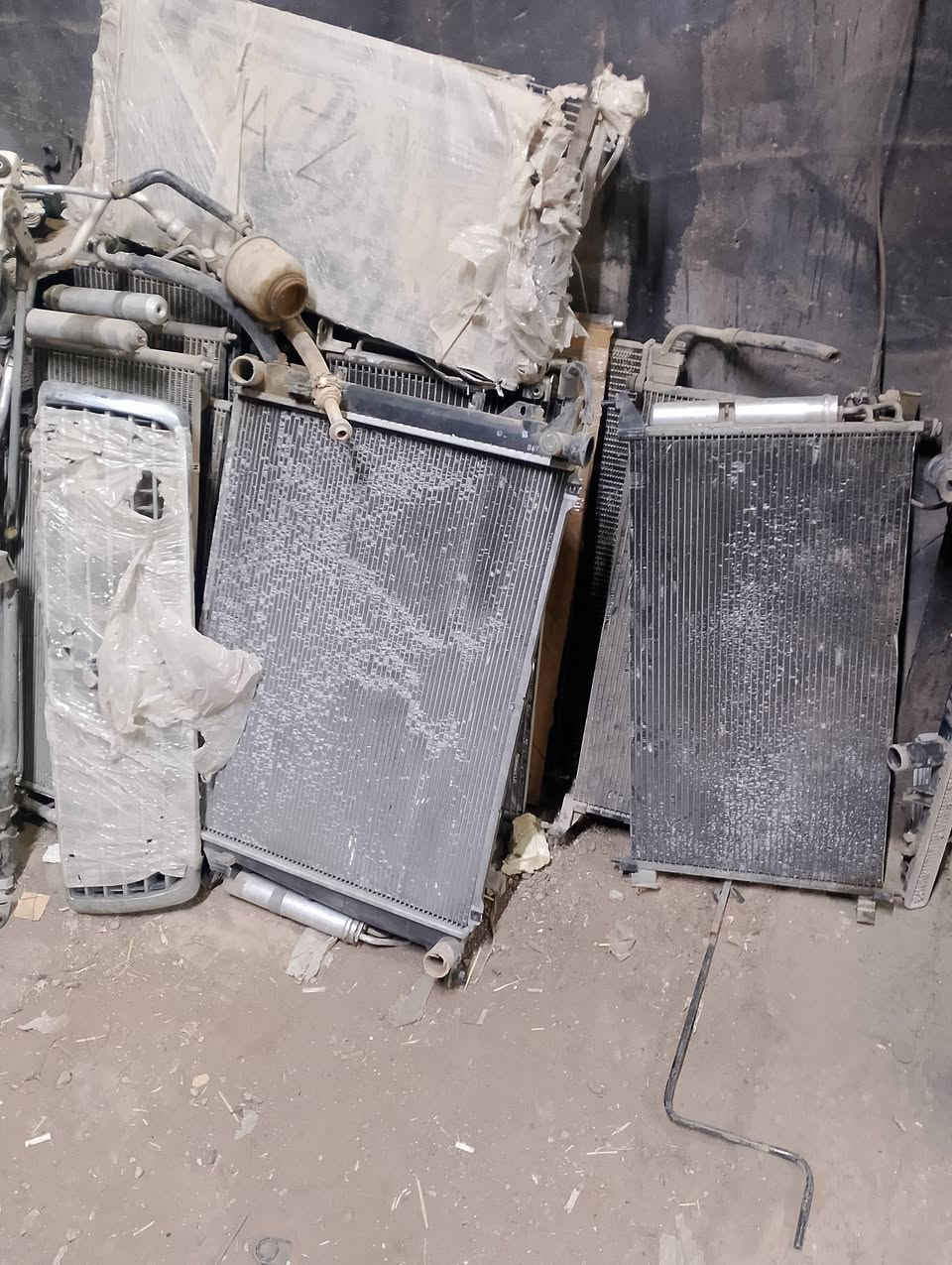 سلام عليكم غراض للبيع نوع نسان يارس تومسون او لانسا كلهوم بلدي نضيفات سعره 600الف بي مجال عنوان كركوك حي العسكري قرب جسر ليلان او هاي رقمي ***********
