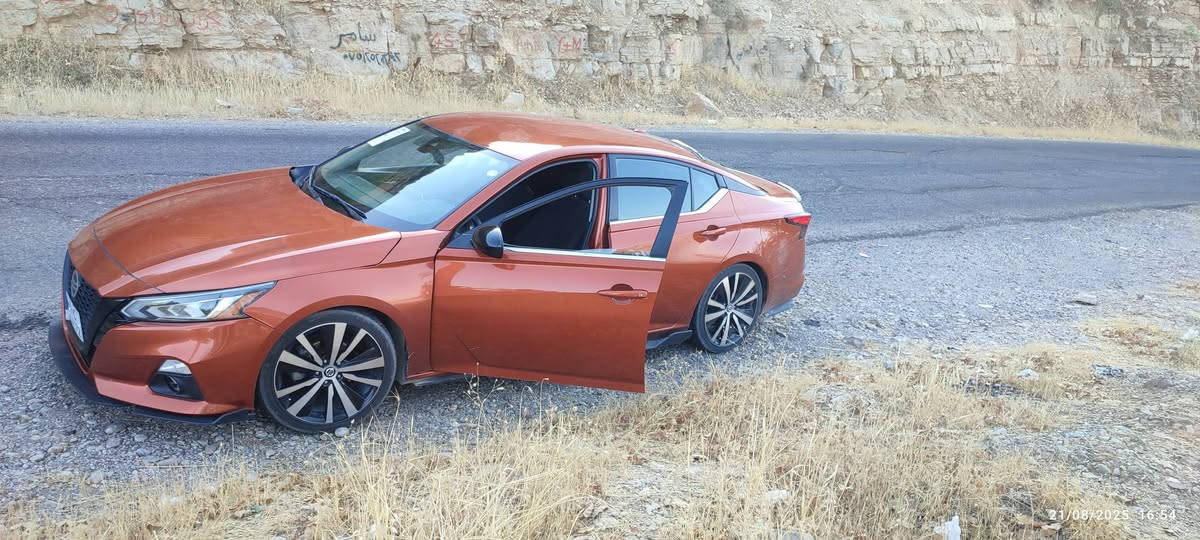 نيسان التيما اللون مشمشي بدون ايرباك حادثه  موديل 21 يرهم مراوس على فورد مافريك ***********
