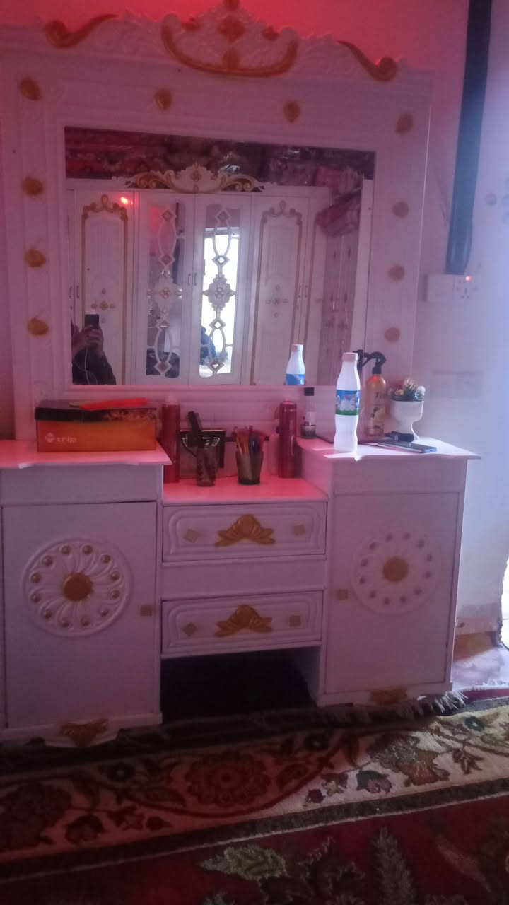 سلام عليكم غرفه نوم للبيع جديده صارلها 20يوم من شديتها  بعدهي بچيس مكاني كوت  للاستفسار الاتصال  *********** 
واتساب ***********
