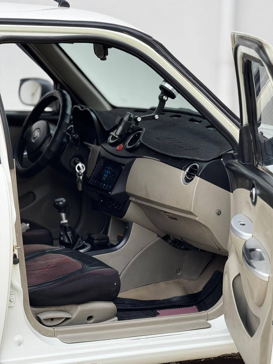 السلام عليكم

ليفان (حجم 320)موديل  2013) سنوية بسمي رقم كربلاء
صبغ دواير الوراء بيها رصعه جاملغ كدام فقط
 محرك وكير شرط طخم تايرات جديد باتري جديد سعر 42$
***********
***********
