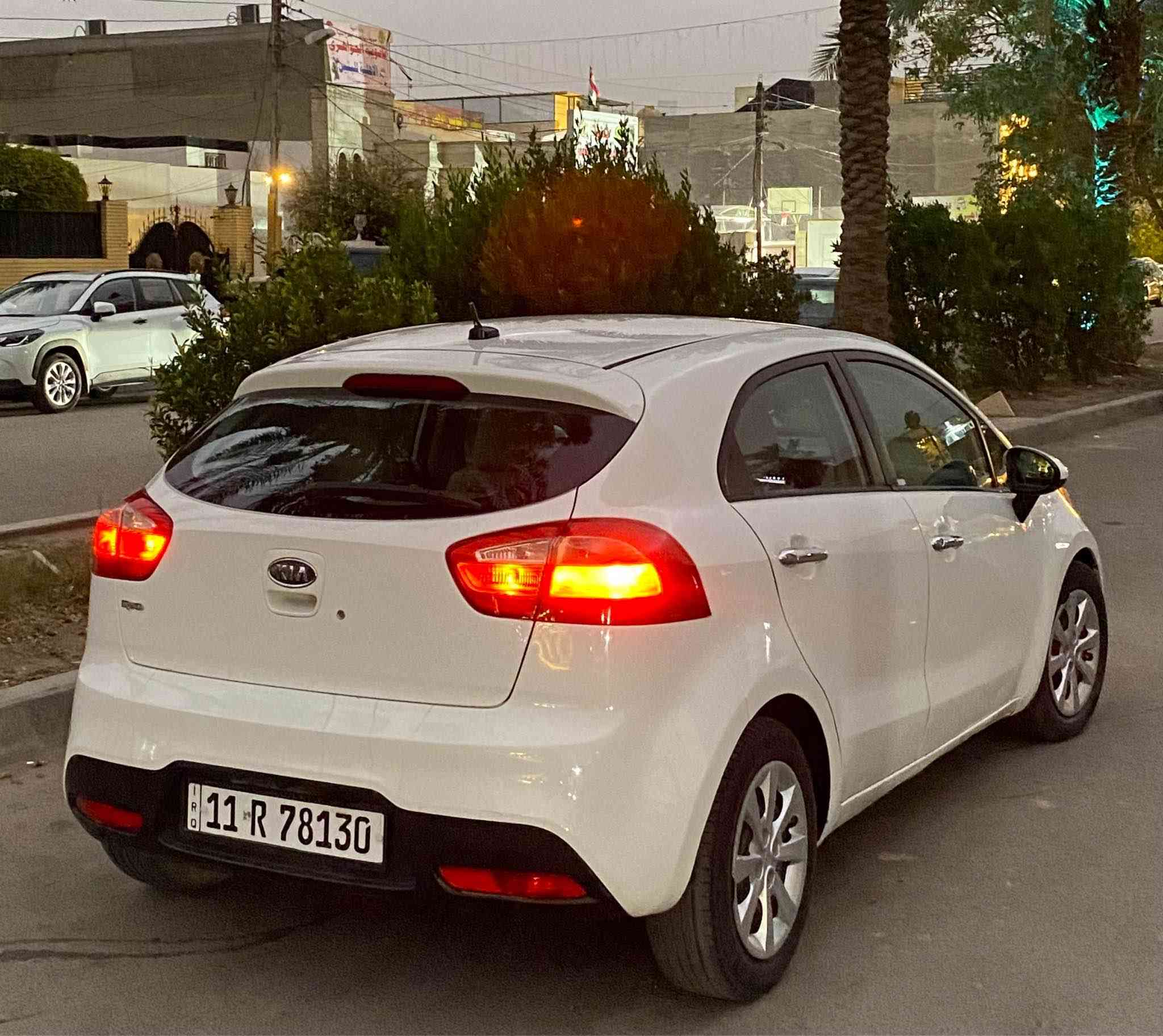 السلام عليكم للبيع كيا ريو 2012 وارد امريكي حادث بسيط باب السائق وصبغ بيها قطعتين وهلال الجاملغ الخلفي بدون اي دواخل + بدون ايرباك السيارة ليبل واحد كلها ماشية 94 الف فقط  مواصفات ( شاشة اندرويد -لدات امامية+ مازدات عدسة - جام كهرباء + سنتر لوك - تحكمات ستيرن - مانع انزلاق - داخل اوف وايت كريمي ) وباقي المواصفات المعروفة 
محرك وكير وصدر وتخم تاير كله جاهز بدون اي نقص
رقم بغداد ب اسمي سنوية وارقام وهزة كلهن جدد 
السعر 87 ورقة وبيها مجال 
للاتصال *********** بغداد, العراق
