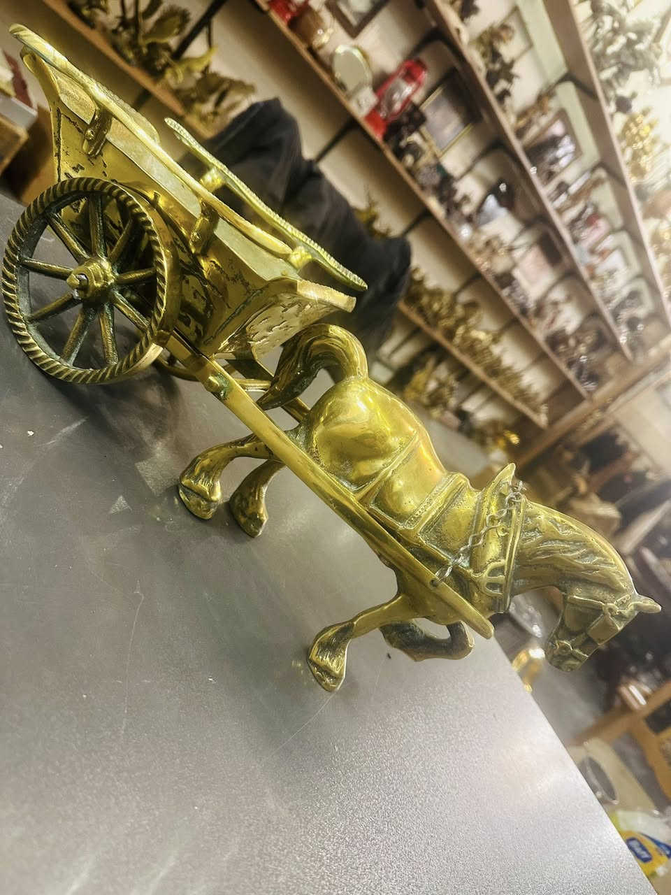 عربة وفرس نحاس ثقيل وزن 6 كيلو   طول 44سم نظافة تامة
*********** واتساب المحل في السليمانية يوجد توصيل
