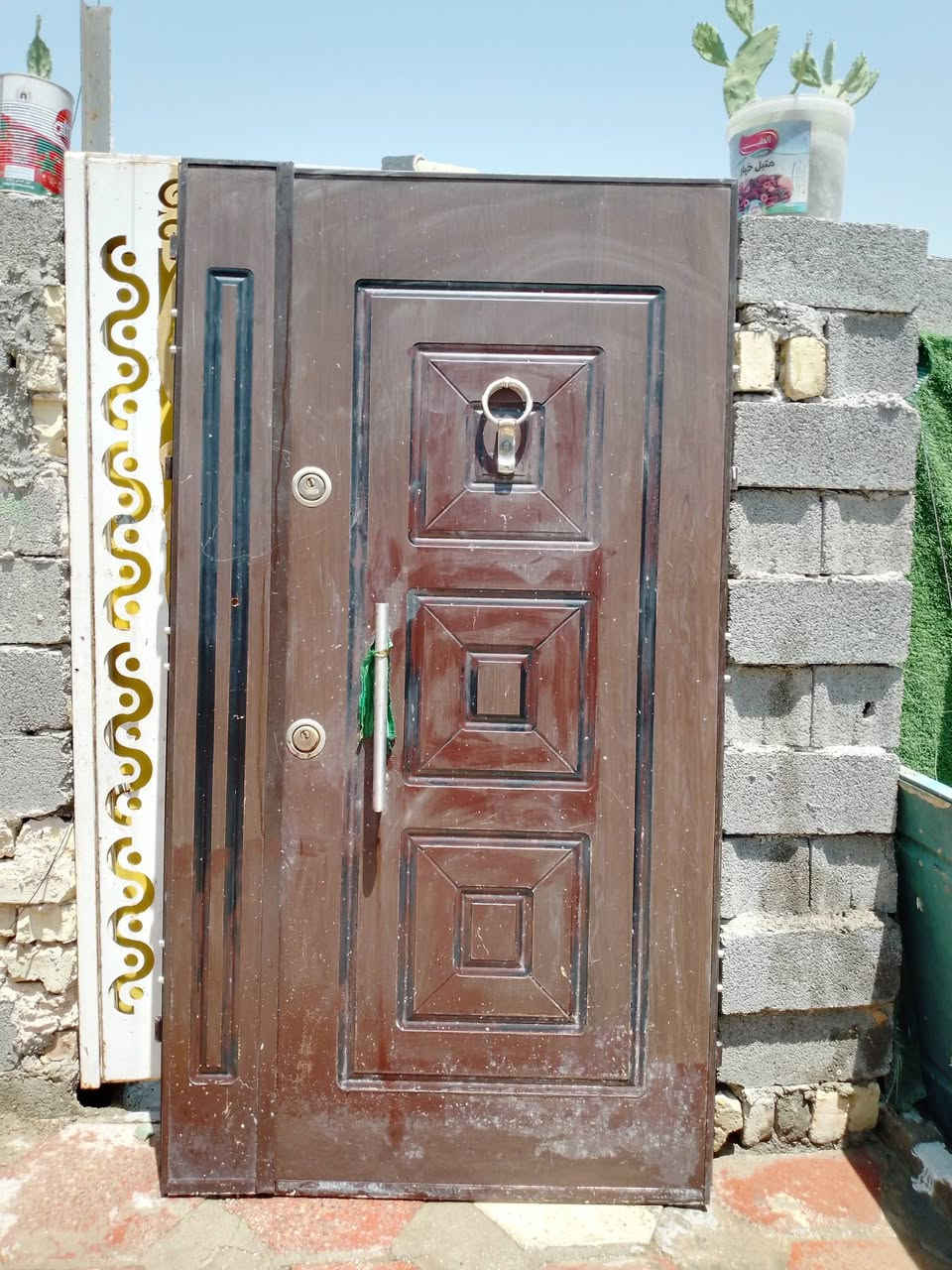 سلام عليكم باب قاصة للبيع اطار حديد داخل خشب طلاقة وربع عرض 125طول 212 باب كلش حلو نصبتة بس جرجوبة شوية بيهه خياس مكاني بغداد حي اور رقم الهاتف ***********
