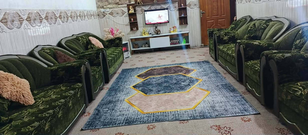 بيت ع شارع العام ركن قرب محمد كامل  بي محل مساحه 375 متر بناء حديث طابوك كونكريت طابقين الطابق الثاني مامسكف
الستقبال 8×4
الهول 6×4
الصاله 9ونص ×5
الغرف 4×5  عدد ثنين
مناور داير البيت
وحديقه 100م.... اتصل وتدلل..***********
