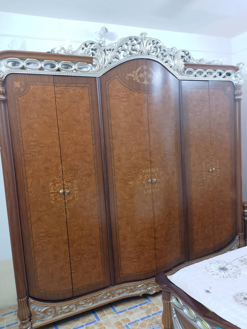 🛋️ للبيع – غرفة نوم مصرية دمياطي
فرصة مميزة لمن يبحث عن الجودة والفخامة.
غرفة نوم مصرية دمياطي، مستخدمة استخدامًا خفيفًا جدًا وحالتها شبه جديدة،  نظيفة ومحافظة عليها، وجاهزة للاستخدام مباشرة. مع دوشك اجود نوعيه سبرنك الاصلي ارتفاع 30 سم 
📞 للاستفسار والتواصل: ***********
