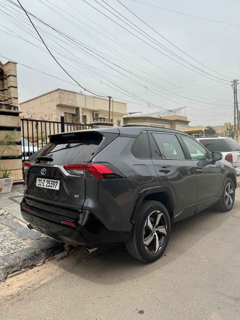 Toyta rav4 hybrid prim Se Plug-in 2023
راف فور برايم هايبرد بلك ان ٢٠٢٣ 
‎بلك ان) يعني يعني تكدر تشحنها )
على كهرباء البيت بيها 3 انظمه قياده 
‎ يعني تخليها ع الشحن مثل التسلا وتمشي بيها مسافة ٨٠ كيلو فول كهرباء بسرعه مفتوحه ومن يخلص الشحن  يشتغل الهايبرد والبانزين 

‎ماتتقارن بلهايبرد العادي لان اذا يوميه تشحن التفويله بانزين تكفيك ٤أشهر
1سلايد 2تدفئة+تبريد بالكشنات 3رادارت 4صندوك كهرباء ، بعد بيها مواصفات 
حادث السيارة ضربات متفرقة بصفحة السايق وعكس السايق صبغت صفحتين لتوحيد اللون ايرباك برده فقط 

‎ ماشية30 الف مايل 

‎  رقم بغداد بسمي تحويل مباشر 
 
السعر 205
*********** 

مكان السيارة بغداد / حي الجامعة

