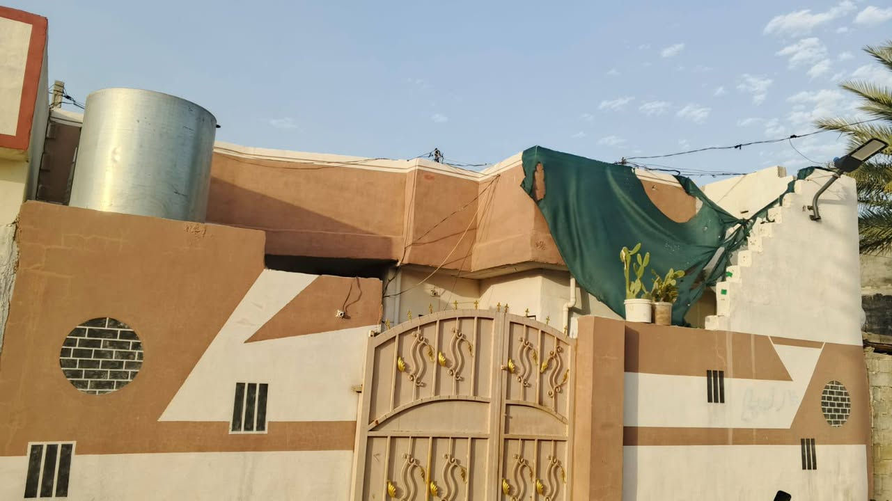 السلام عليكم 
بيت البيع في حي الشهداء تصميم المشتملين مكون من  غرفتين نوم 4×4
هولين 5×4 الاستقبال 5×4 مطبخ 4×3  درك خارجي  قرفتين فوك  4×4 الاستفسار ع الرقم ***********
