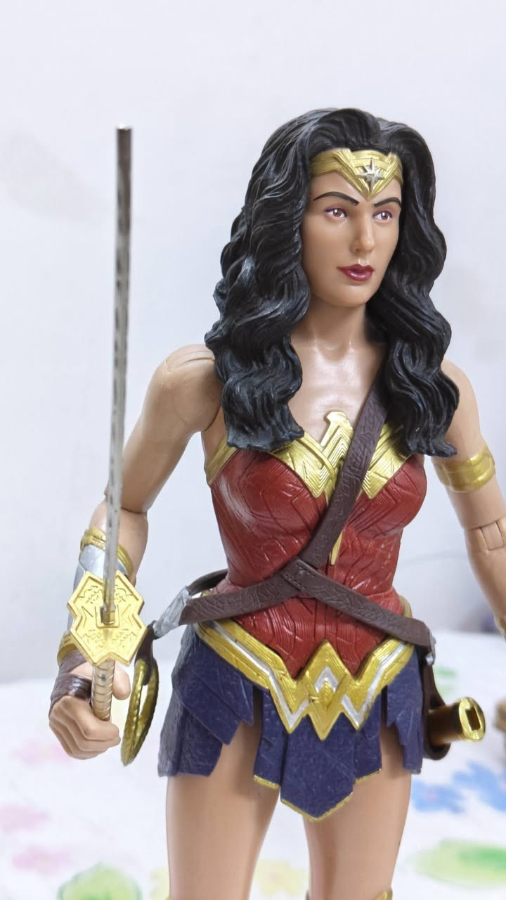 متوفر للبيع ...
مجسم شخصية وندر وومان من انتاج شركة Mattel مستوحى هذا المجسم من شخصية وندروومان في فلم فجر العدالة باتمان ضد سوبرمان ...يتميز هذا المجسم بوجود 20 مفصل قابل للحركة بصورة مرنة وسلسة وبتفاصيل دقيقة وحقيقية لشكل الممثلة في الفلم ...مزودة بسيف و حصان كبير جدا تفاعلي صوتي وثقيل مصنوع من مادة البلاستيك القوي والجلد ...حجم المجسم الطول 33 cm ...
للحجز مراسلة الصفحة


**إذا كنت صاحب هذا الإعلان وتريد حذفه لأي سبب، رجاءا أرسل رسالة إلى الدعم الفني**