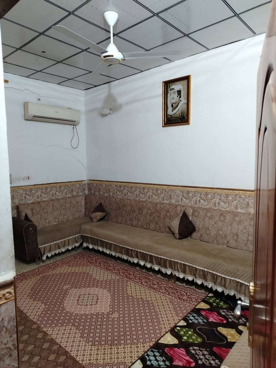 البيت للبيع 100 متر طابقين بناء درجه اول يحتوي على استقبال وصاله وغرفه وتخاريج ومنور  الطابق الثاني يحتوي على سويت وغرفه وصاله للإستفسار  *********** 
المكان حي النداء شارع المكاتب قرب صيدلية الكفيل
